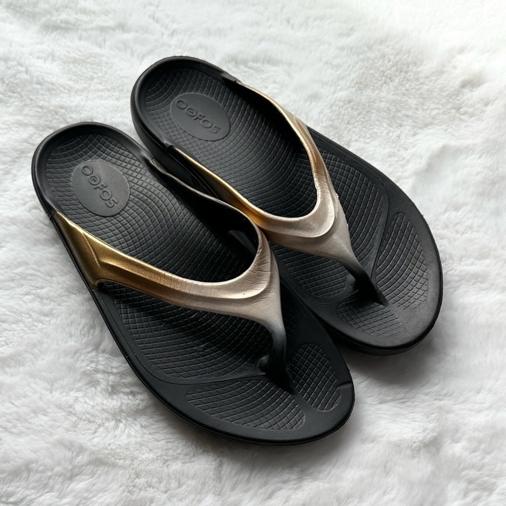 OOFOS Women’s Oolala luxe Sandal Flip Flop Gold size 9 - Picture 2 of 7